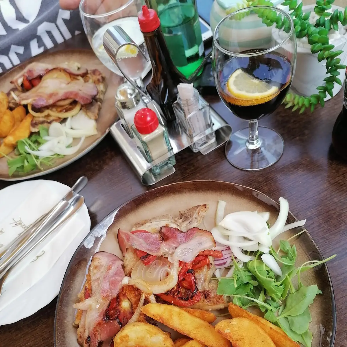 Tiroler Kotlete Mit Tomaten Und Bratkartoffeln