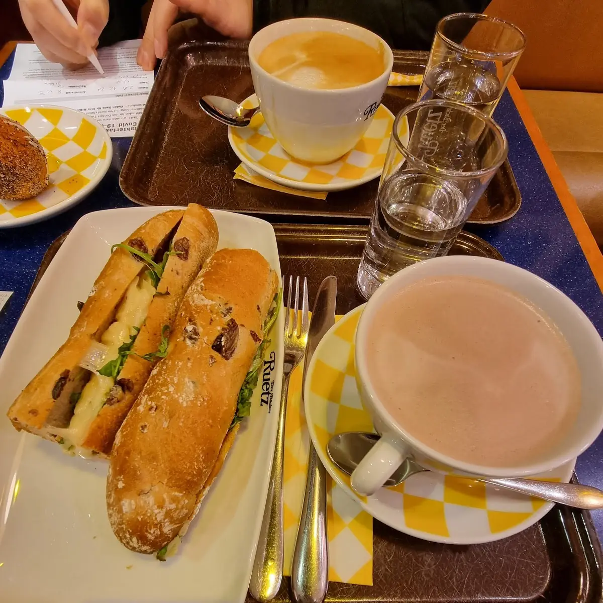 Olivenstangl Mit Parmesan & Rucola
