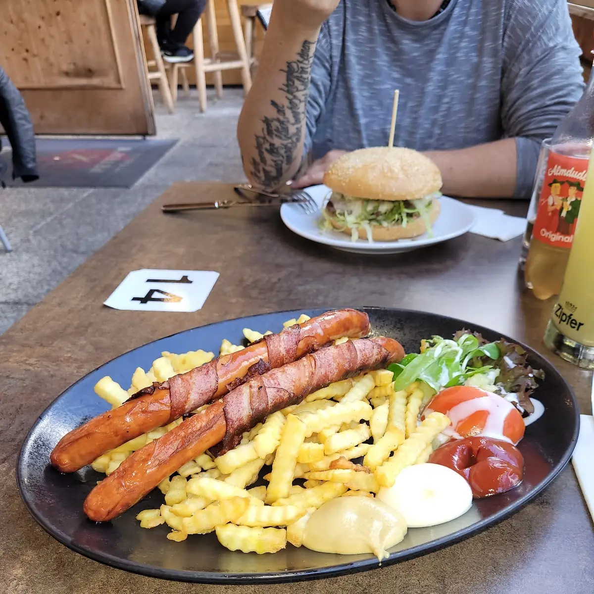 Bernerwürstel Mit Pommes