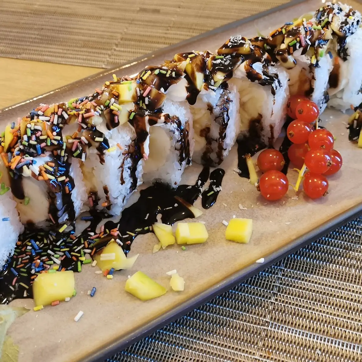 Nachspeise Süsse Banane Sushi In Sakura Reis Auf Feiner Schokosauce