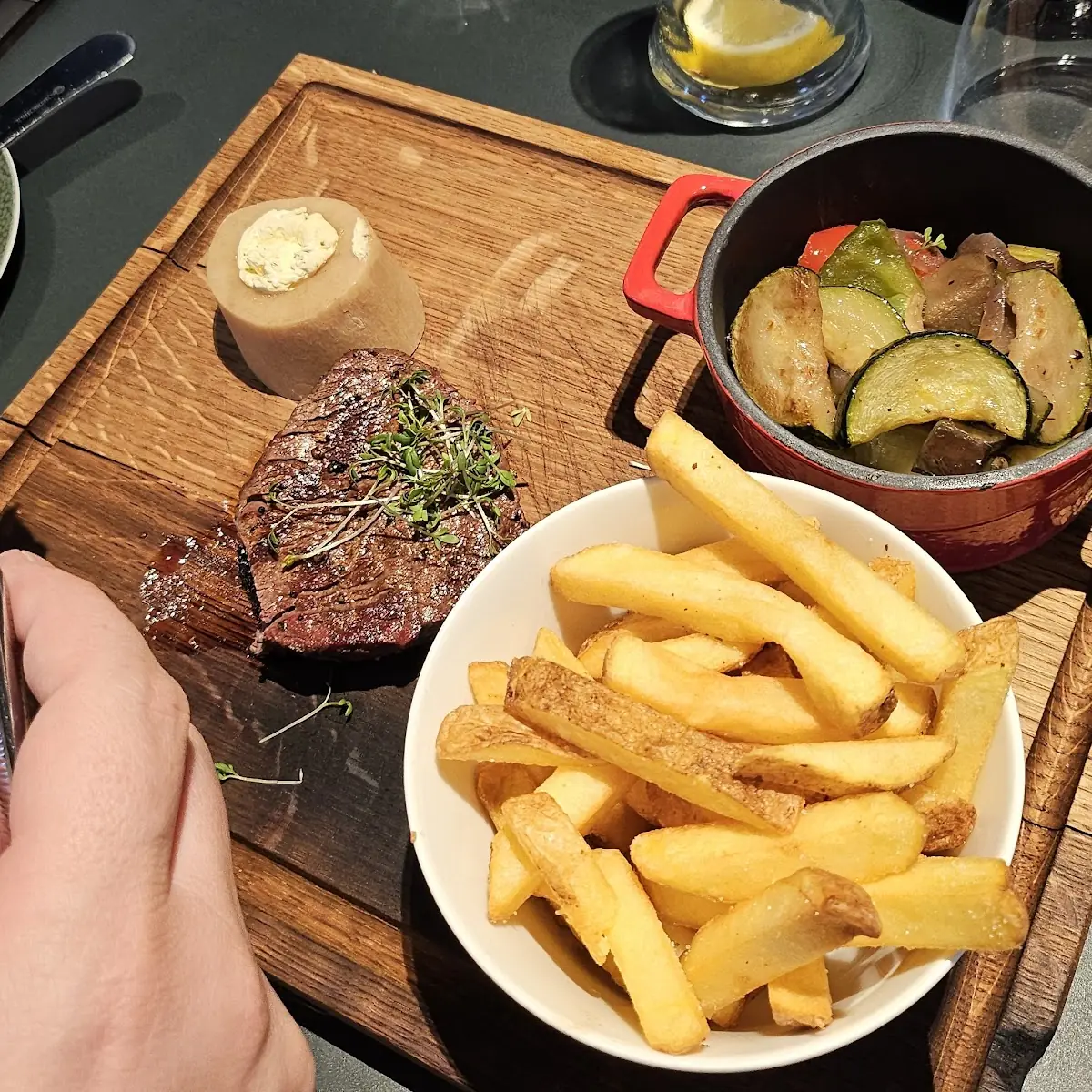 Rindsfilet Pommes Frites Und Grillgemüse