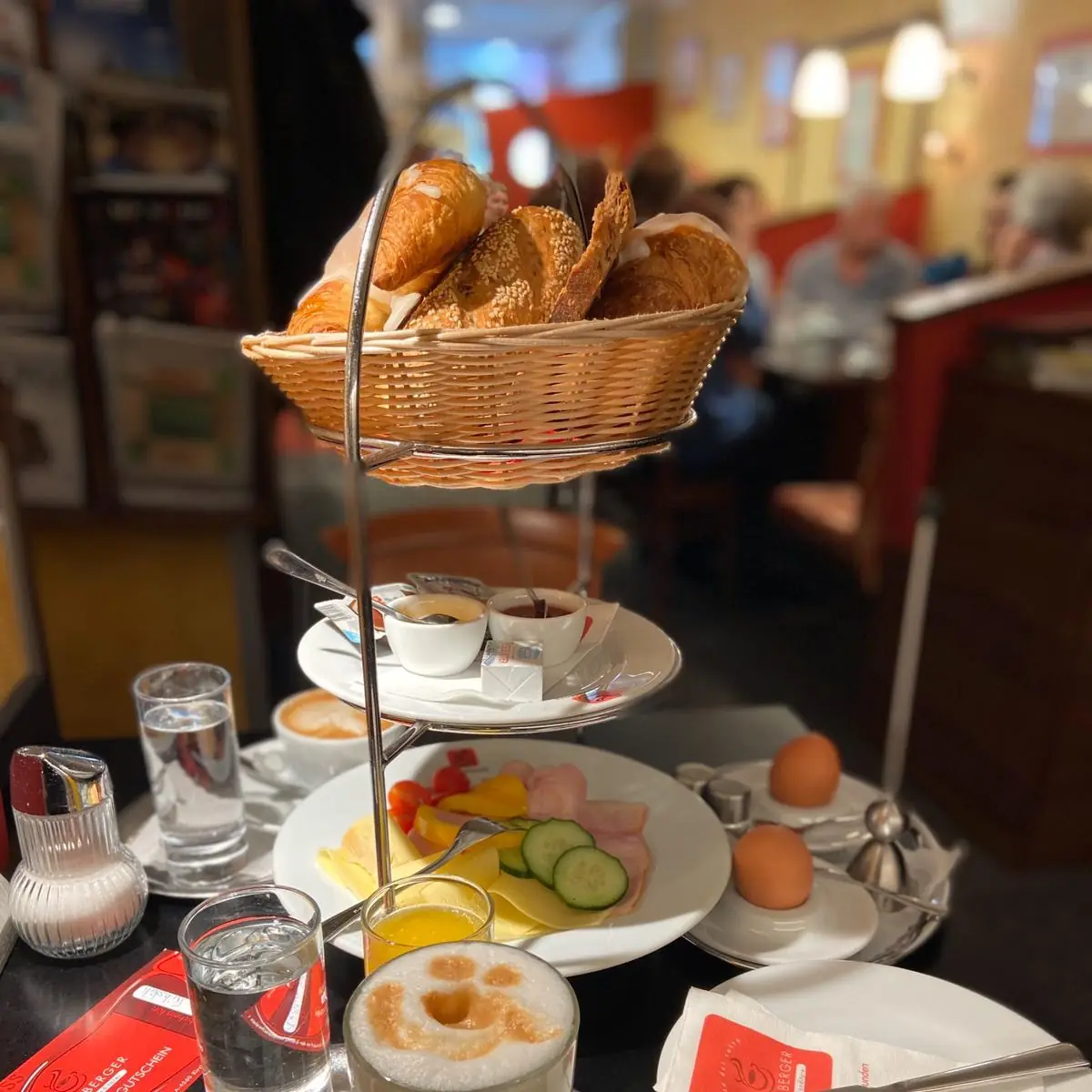Sturmi Frühstück Mit 1 Extra Ei Und Mit Kleinen Fruchtjoghurt Und Extra Sekt