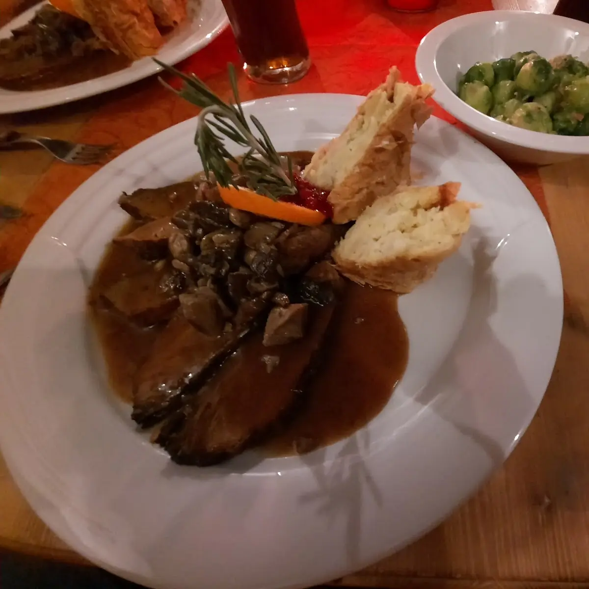 Wildschweinbraten Mit Kartoffelstrudel Und Speckrosenkohl