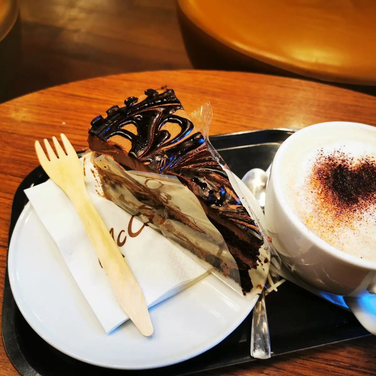 Holzgabel Mit Torte & Cappuccino