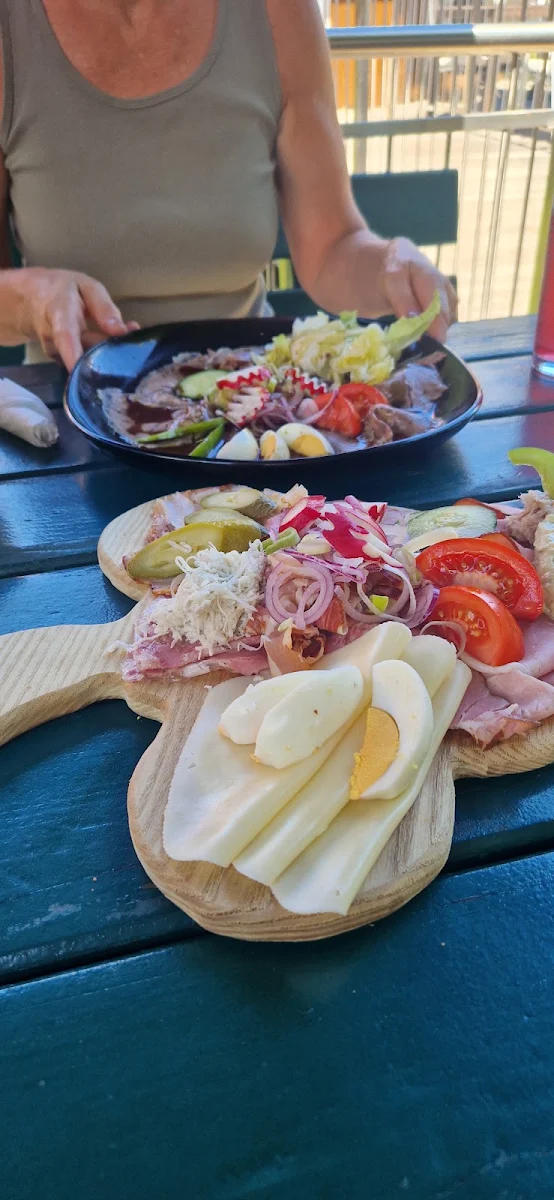 Brettljause Und Saures Rindfleisch
