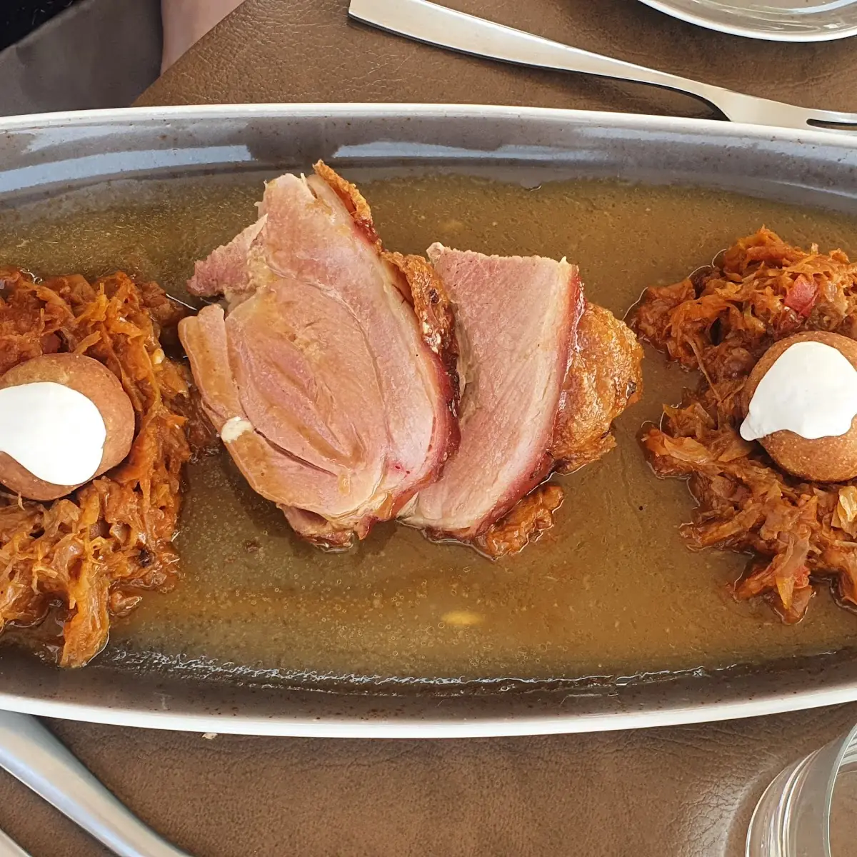 Bratl Vom Sur-spanferkel Chillikraut Grammelknödel