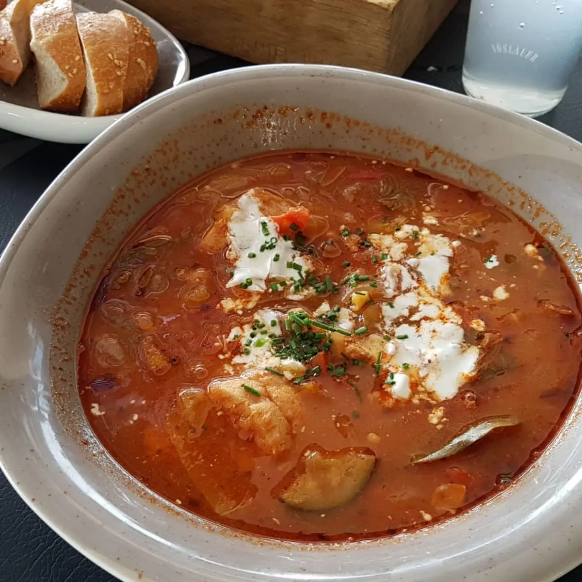 Paprizierte Suppe Von Neusiedlersee-fischen Mit Tarhonya