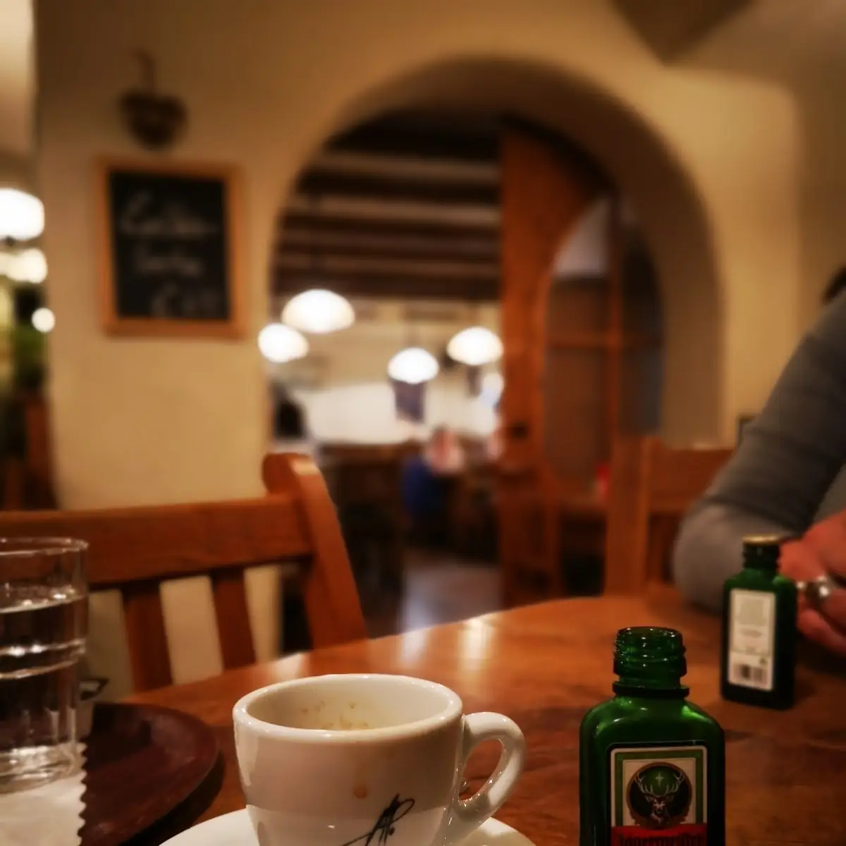 Caffè Espresso E Bottiglia Mignon Di Amaro