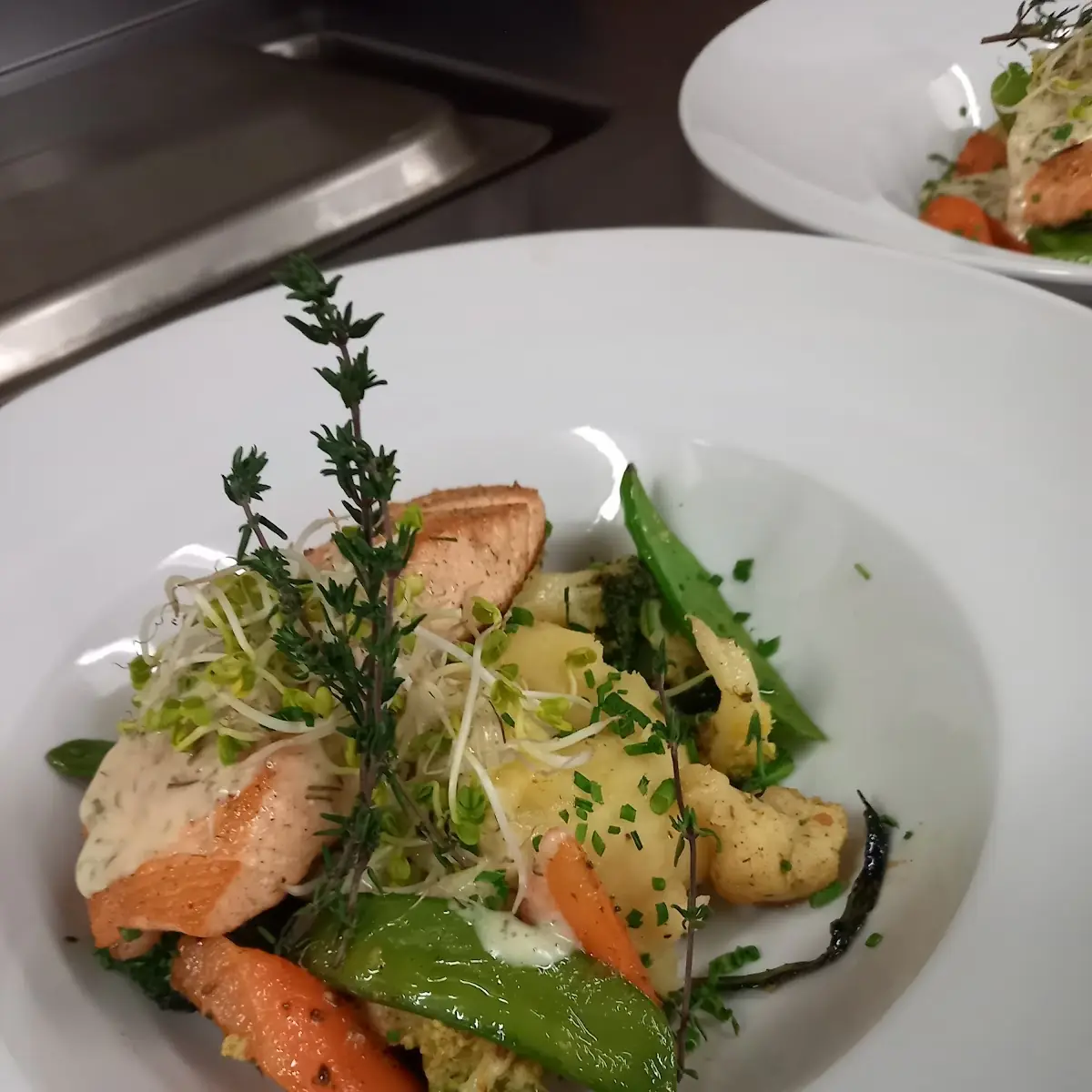 Lachsfilet Auf Buntem Gemüseallerlei Limetten-dillcreme