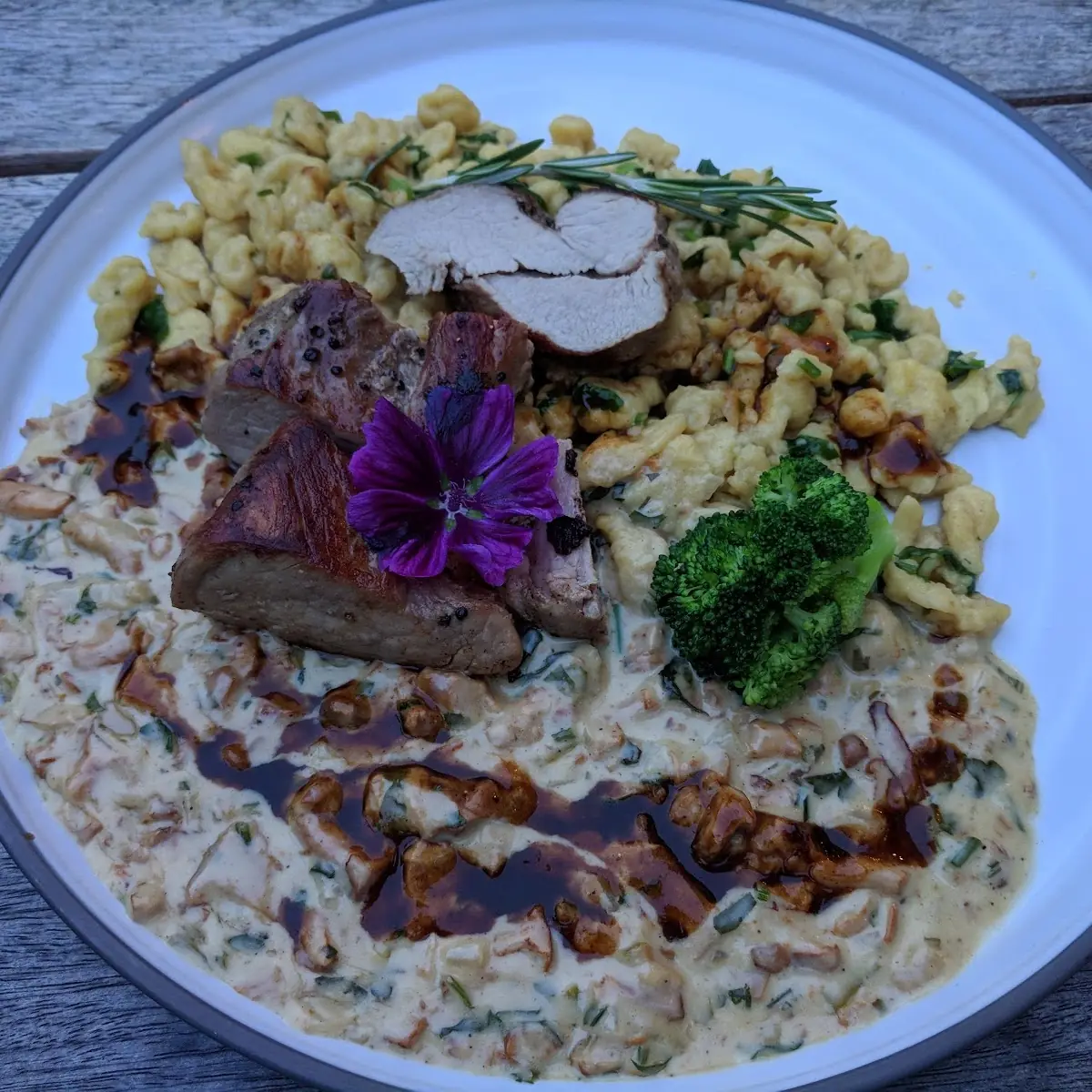 Wildbraten Mit Schwammerl Soße Und Spätzle