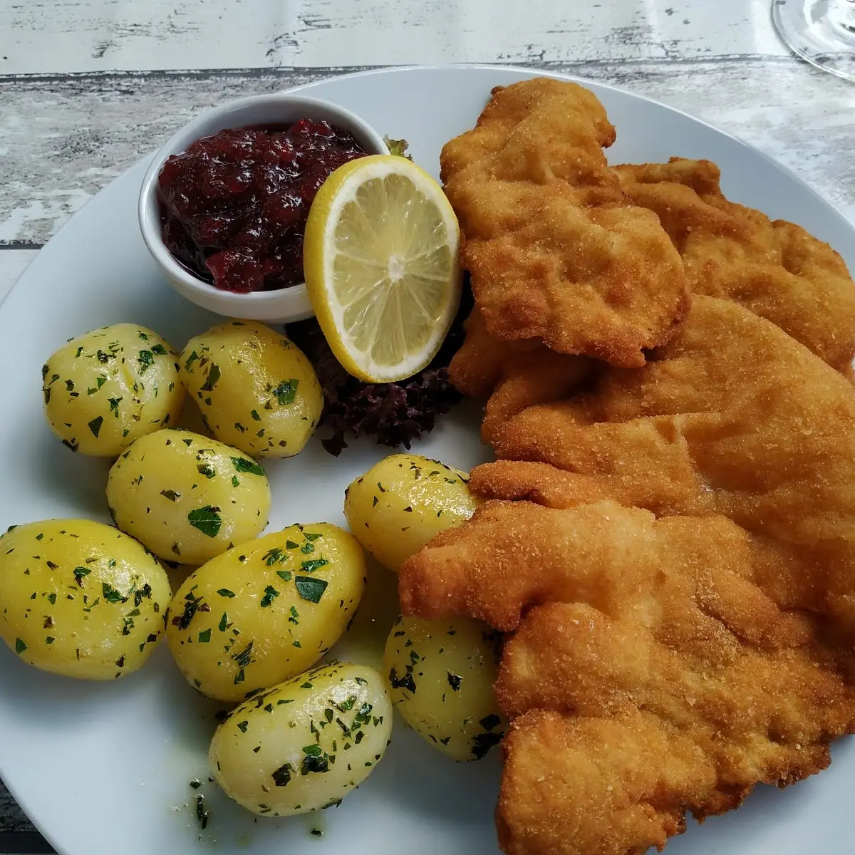 Gebackes Hühnerbrust Filet Mit Petersilien-kartoffeln Und Preiselbeeren