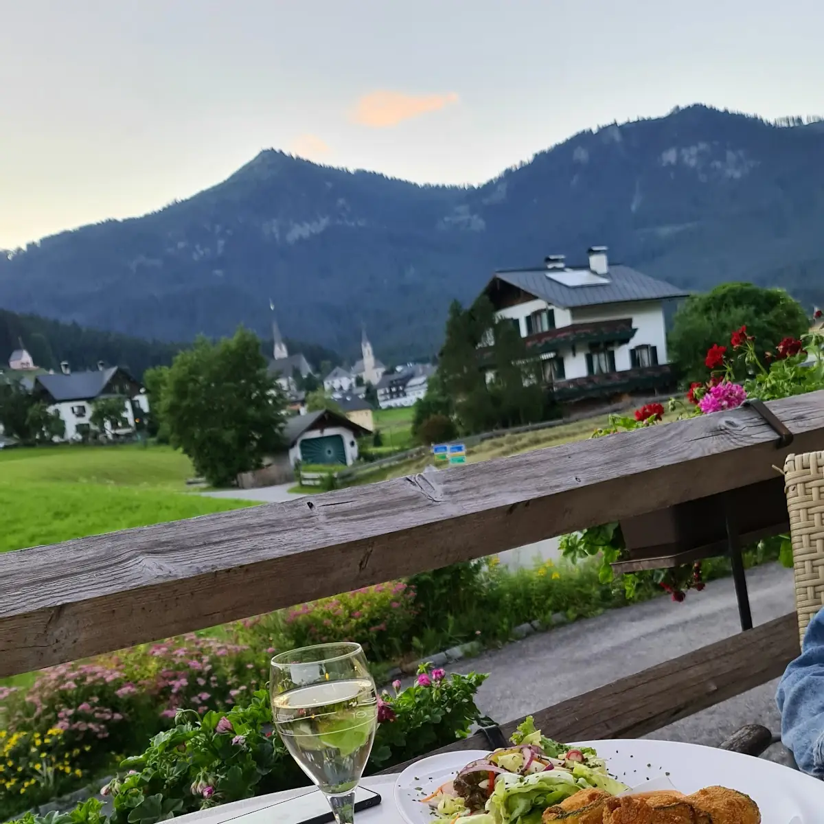 Putenschnitzel Mit Kartoffeln In Schnittlauch Mit Fruchtspieß