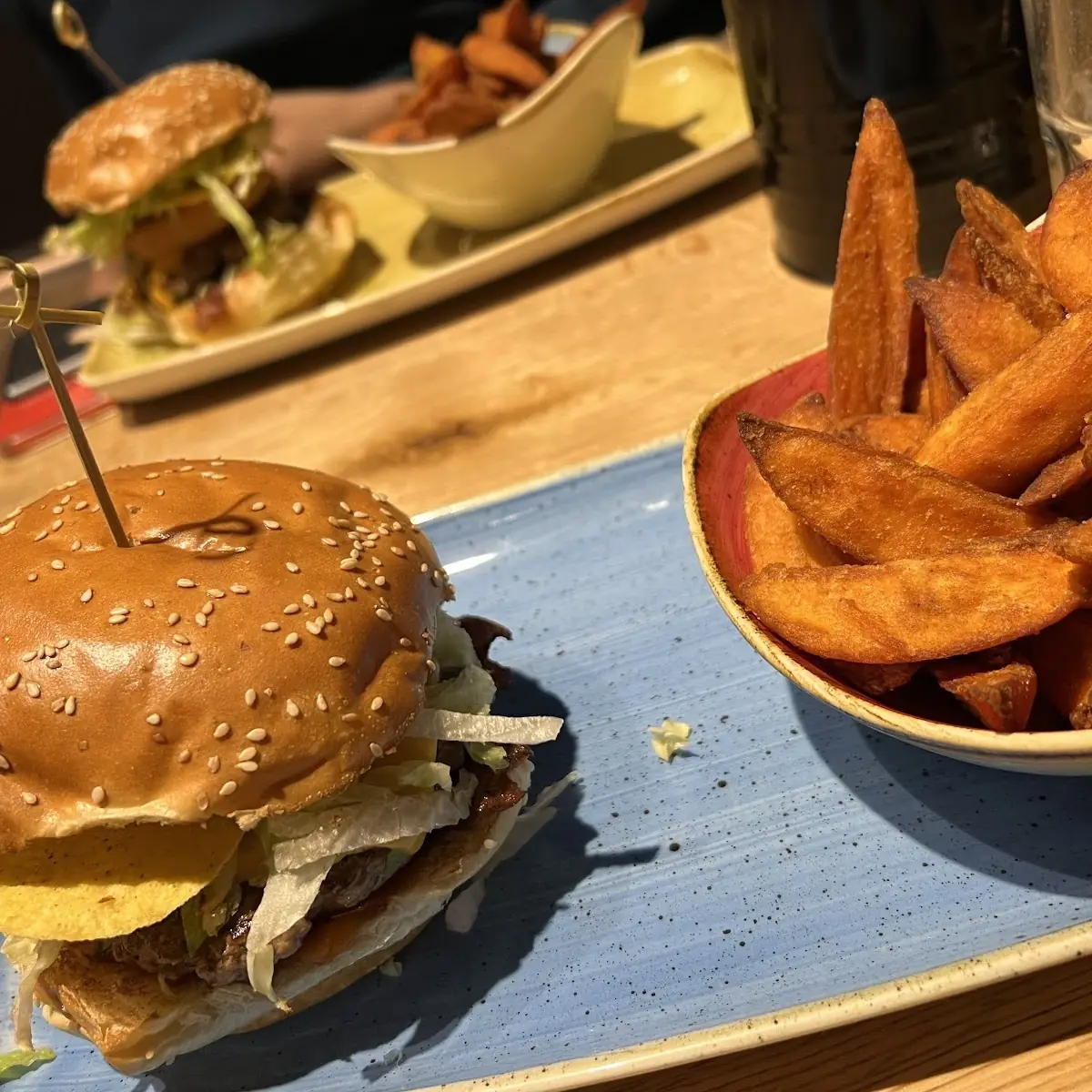 Chesseburger Mit Pommes Und