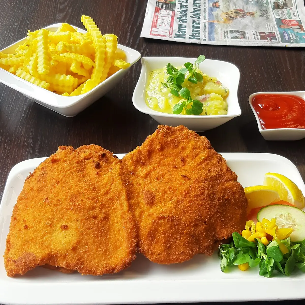 XXL Schnitzel Menü Mit Kartoffelsalat Und Ketchup