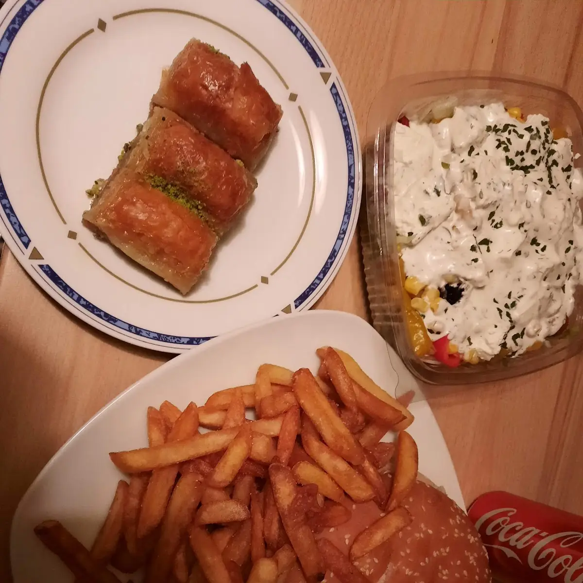 La Diva Burger Menü Griechischer Salat Baklava
