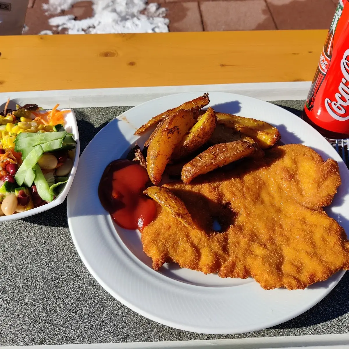 Schnitzel Mit Bratkartoffeln Und Salat