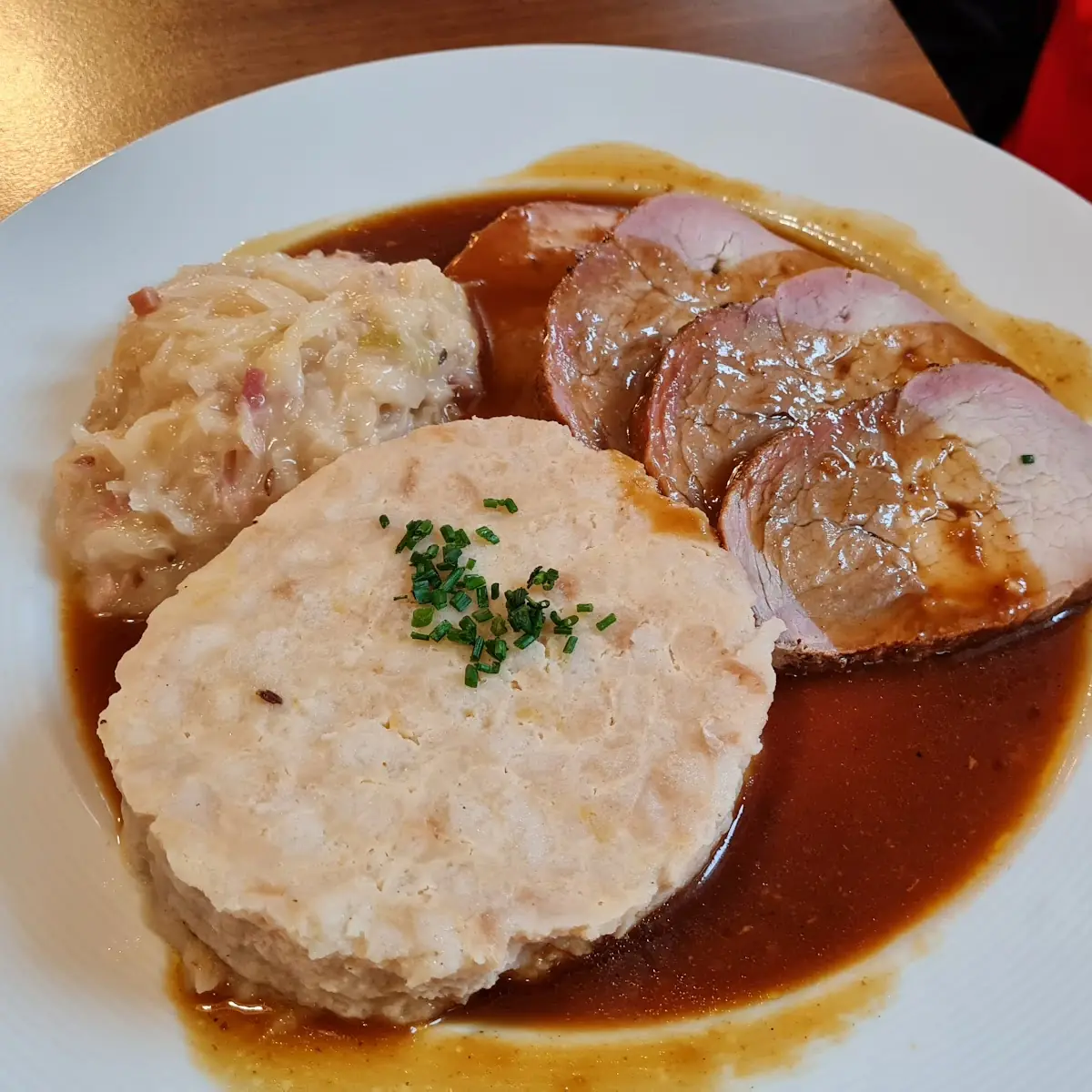 Schweinebraten Mit Serviettenknödel