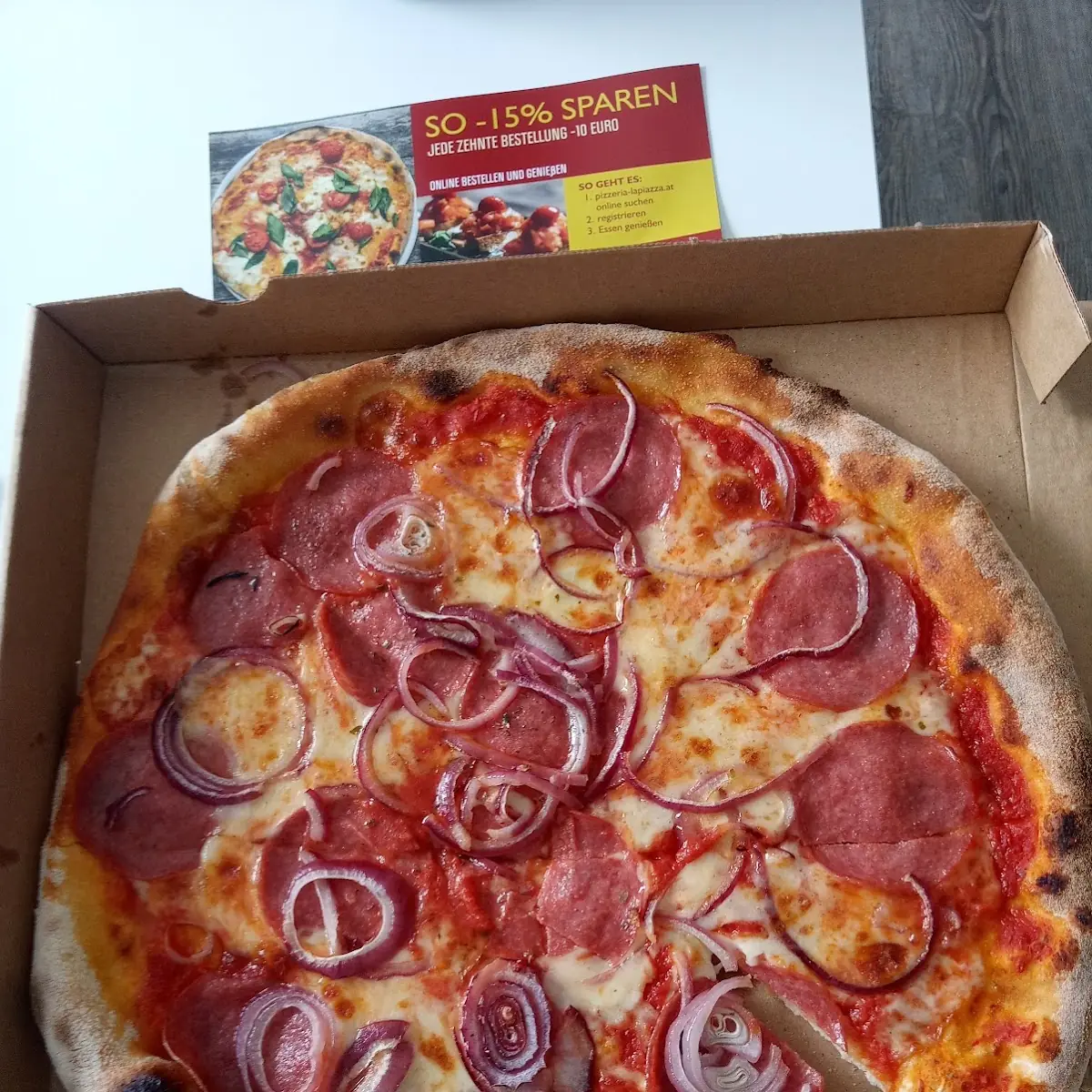 Pizza Salami Mit Roten Zwiebeln
