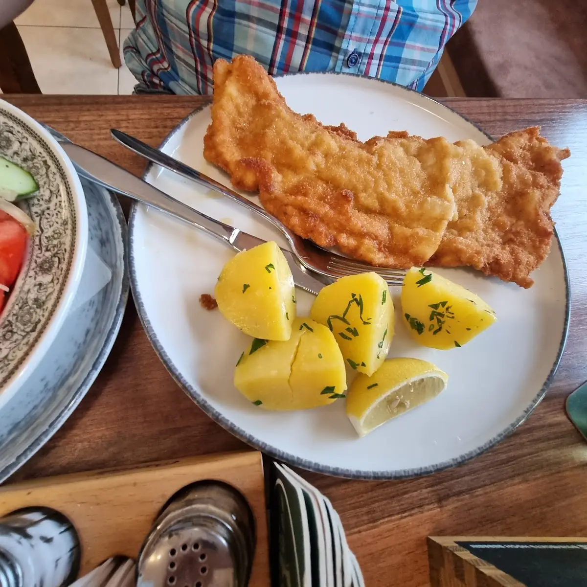 Cordon Bleu Mit Speck Käse Und Zwiebeln Und Petersilie Kartoffeln