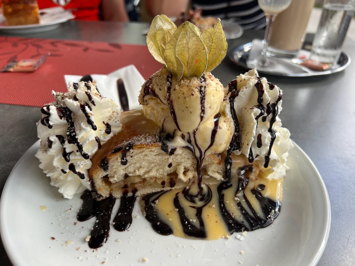Apfelstrudel Mit C Chocolatesauce