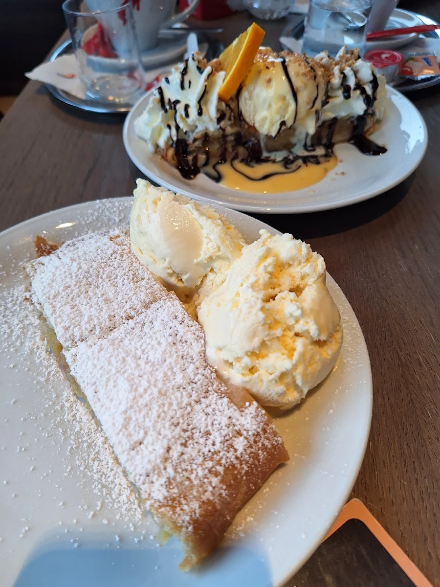 Apfelstrudel Mit Vanilleeis