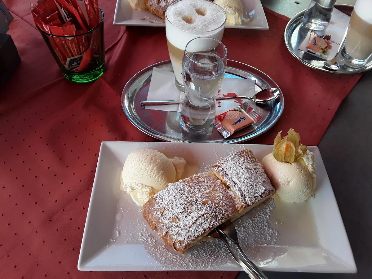 Apfelstrudel Mit Vanillesauce