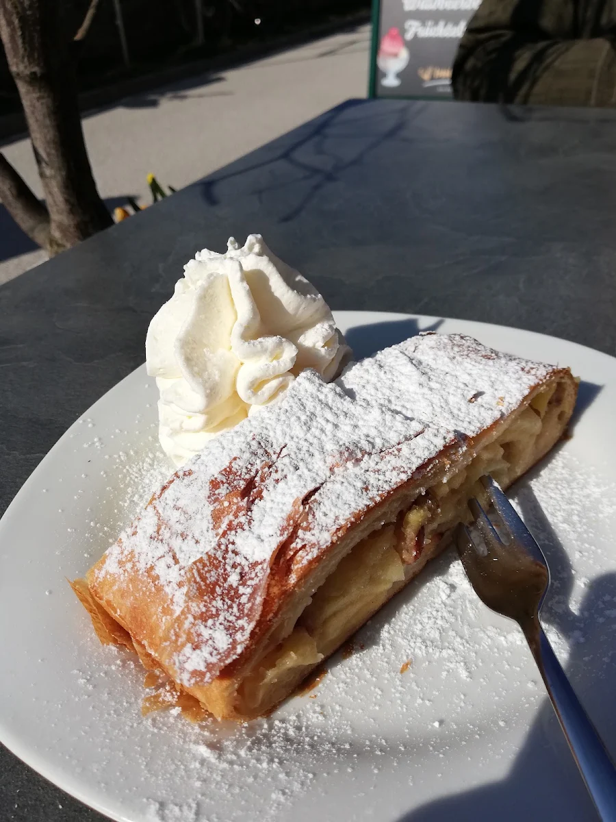 Topfen- Oder Apfelstrudel