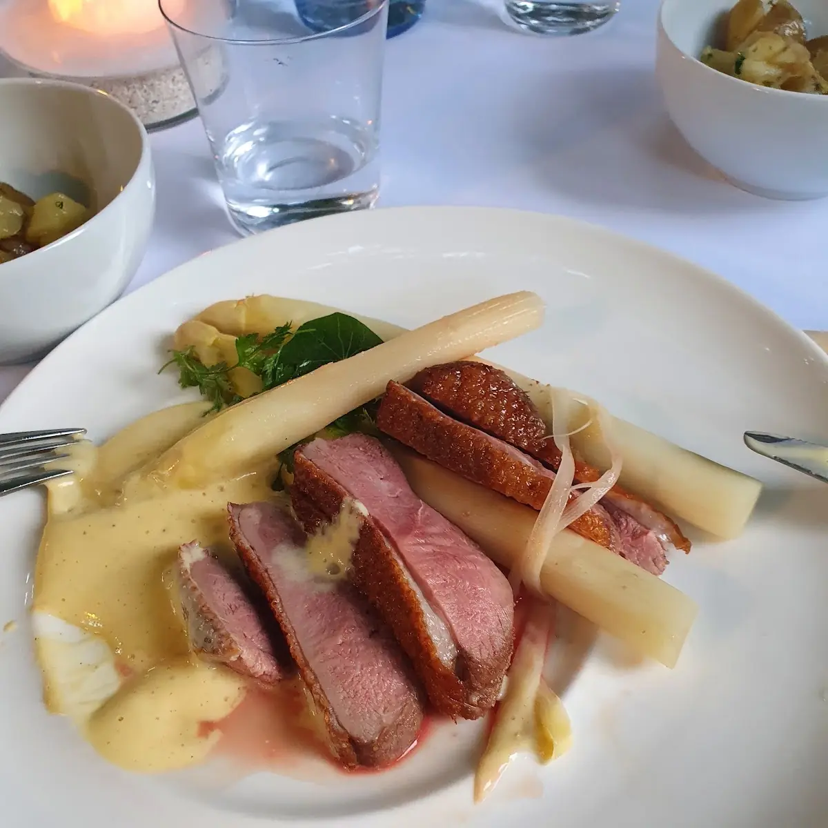 Rosa Gebratene Ente Mit Spargel