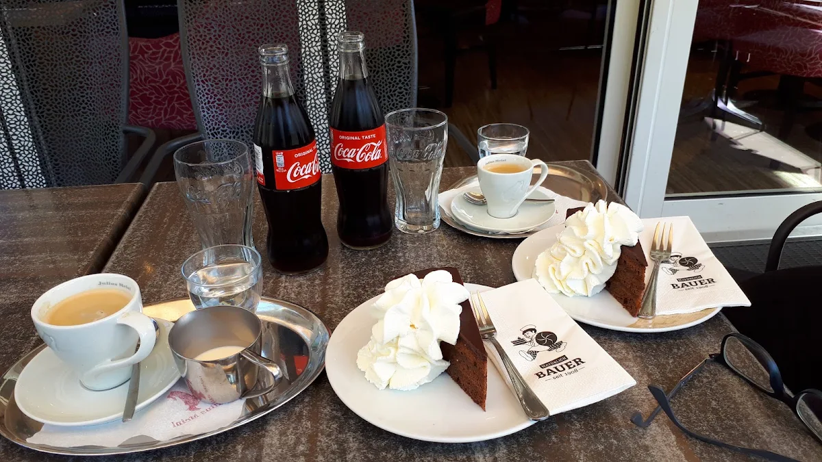 Die Sachertorte Mit Schlag Ein Muß