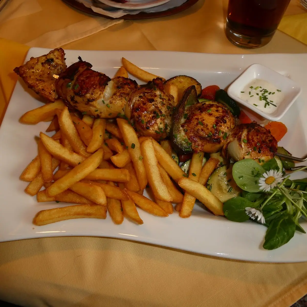 Hühnerspieß Mit Pommes