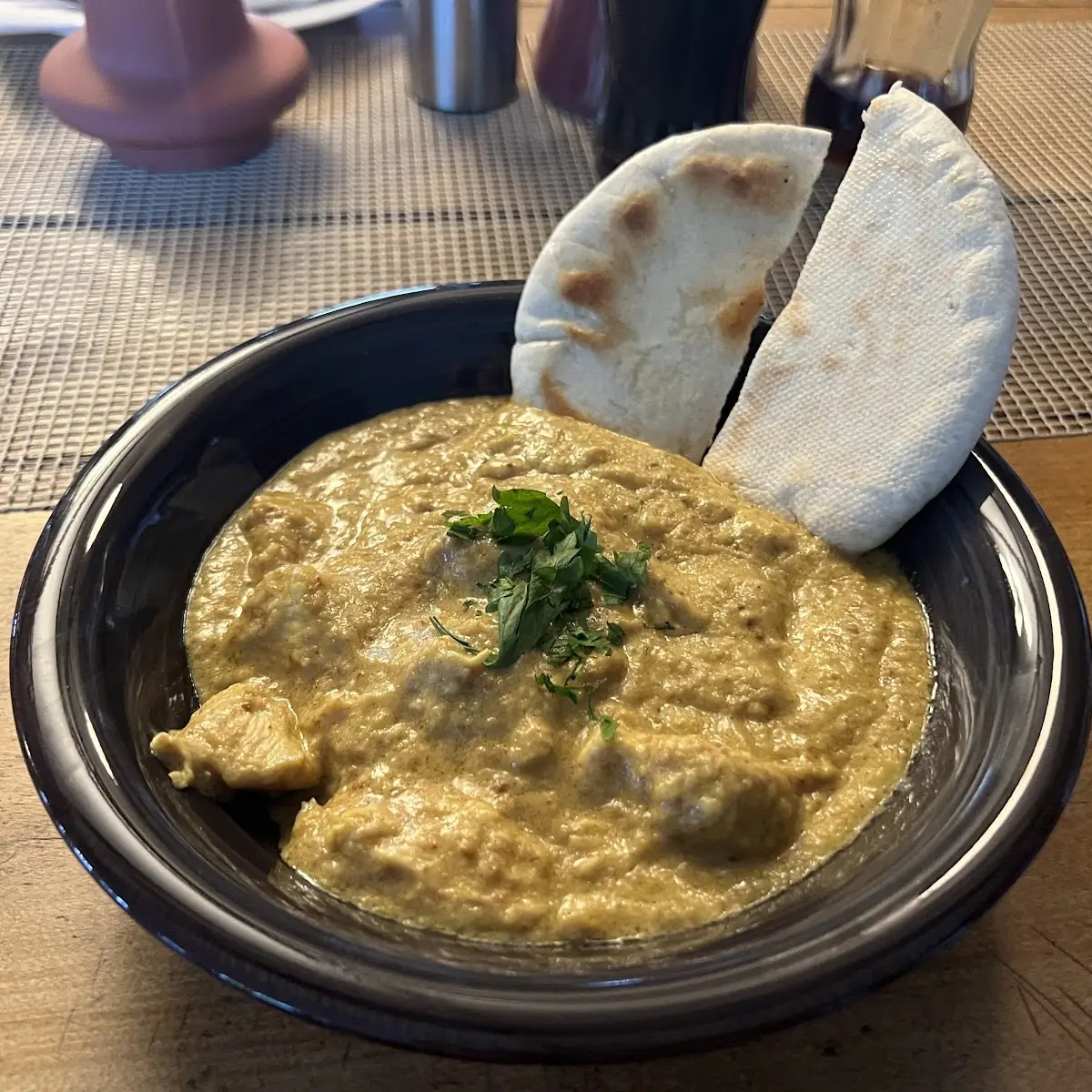 Indisches Ginger-chicken-korma Mit Afghanischem Fladenbrot