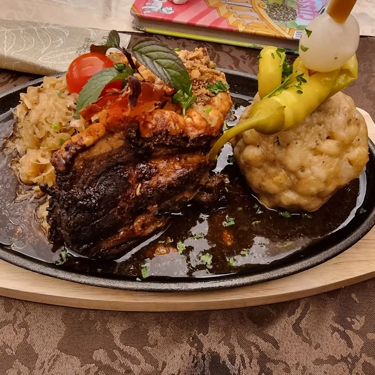 Krustenbraten Mit Sauerkraut Und Semmelknödel