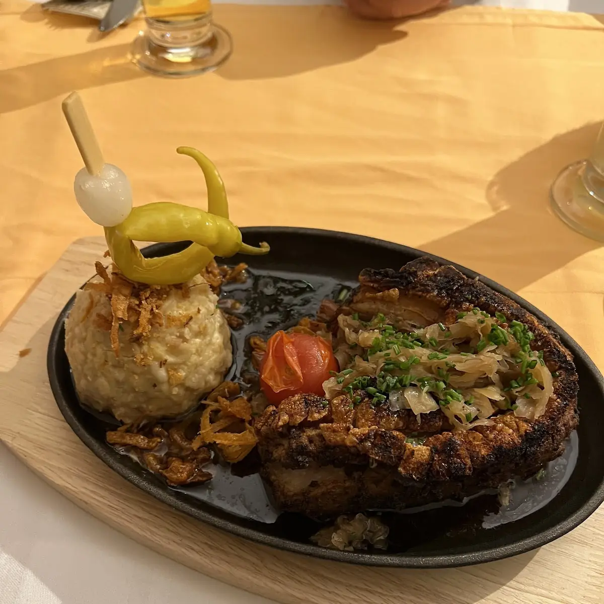 Krustenbraten Mit Semmelknödel Und Sauerkraut