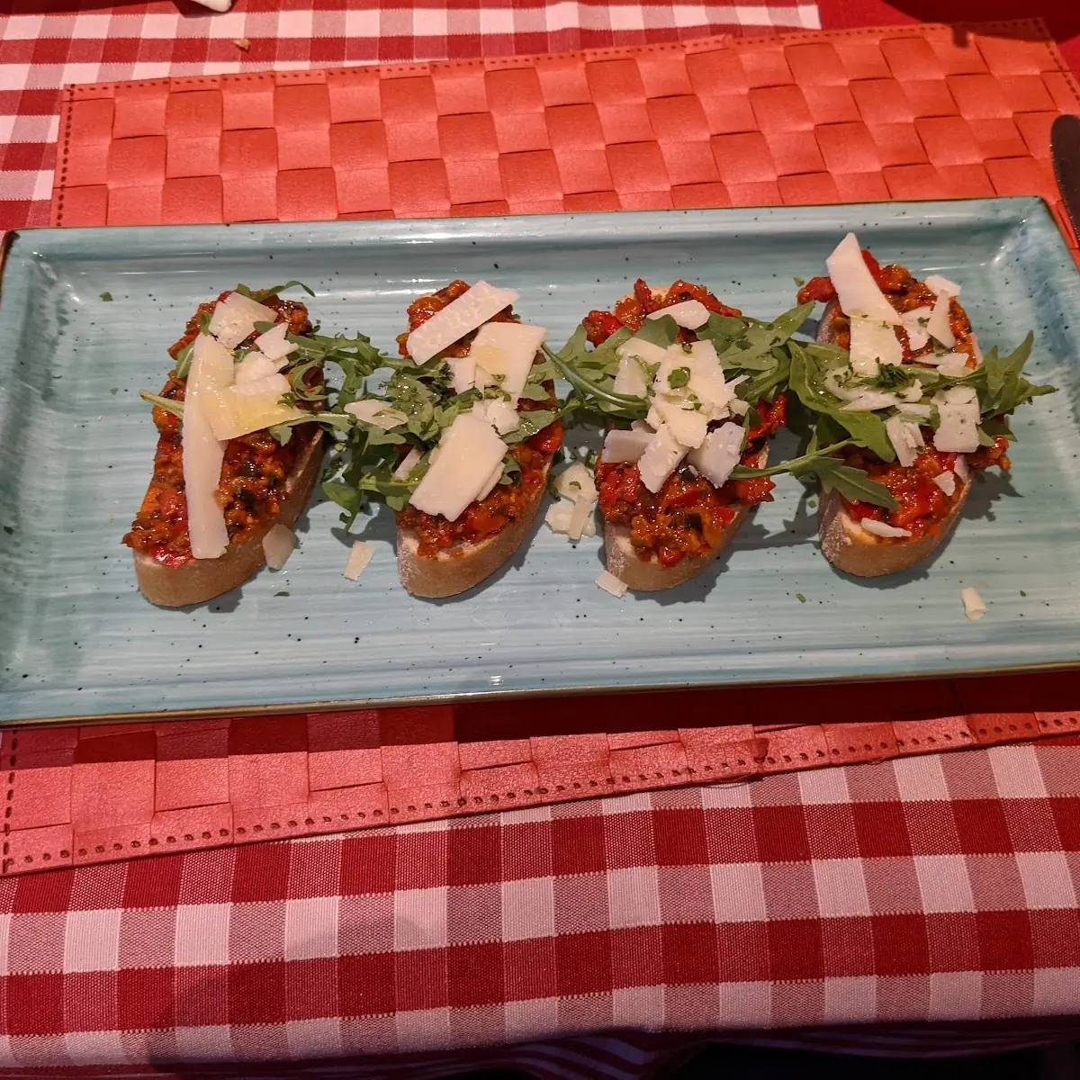Bruscetta Mit Scharfen Olivensalat