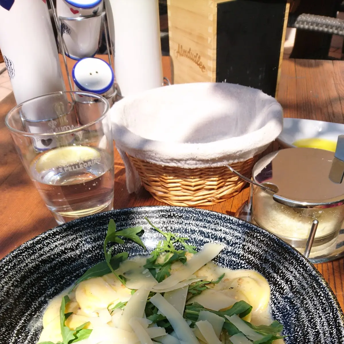 Gefüllte Pasta Trüffel Mit Rucola Pinienkernen Und Parmesan