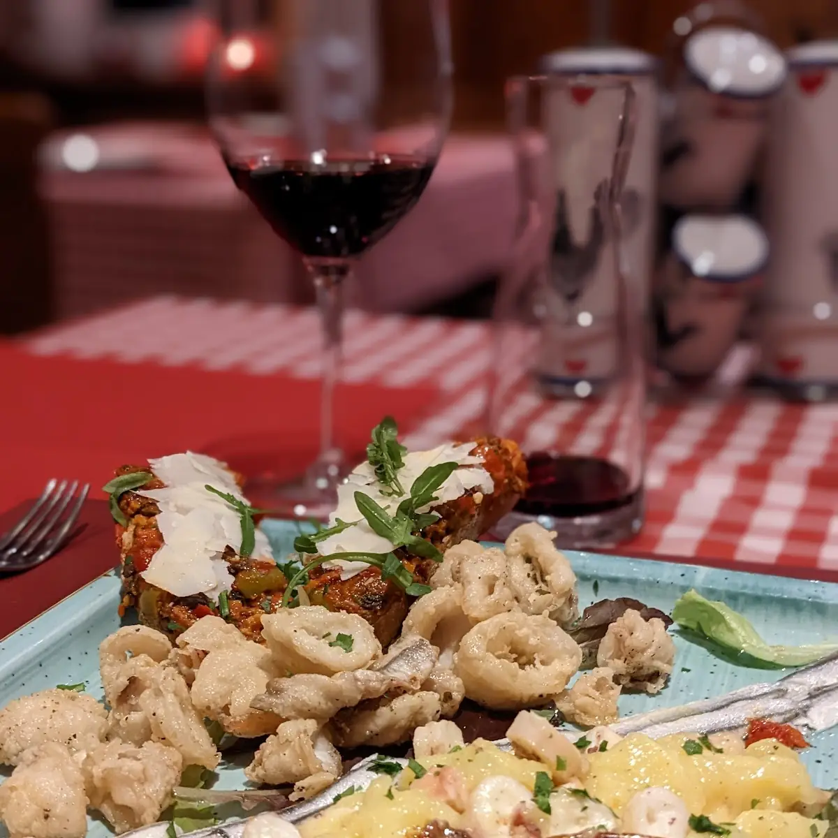 Vorspeisenplatte Mit Sardellen Warmen Oktopus Kartoffel Salat Und Scharfen Oliven Bruschetta