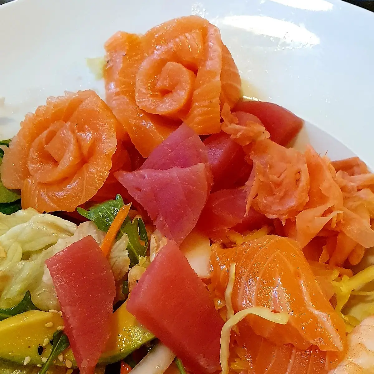 Sashimi Auf Avokadosalat