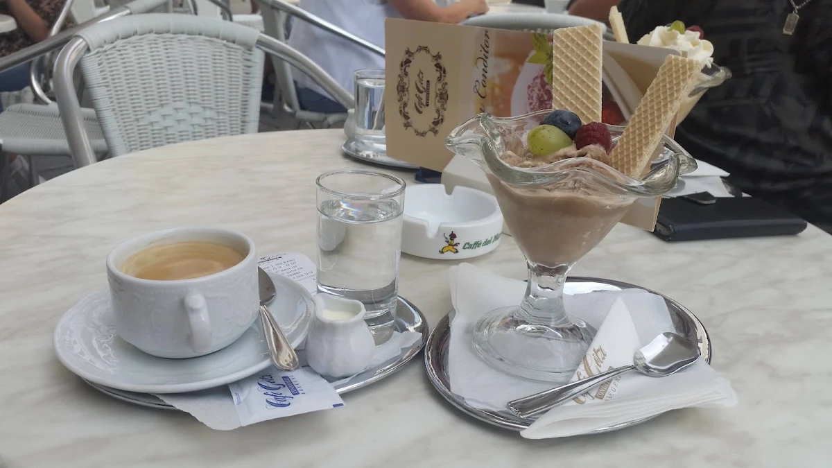 Tasse Kaffee Mit Einer Kugel Eis