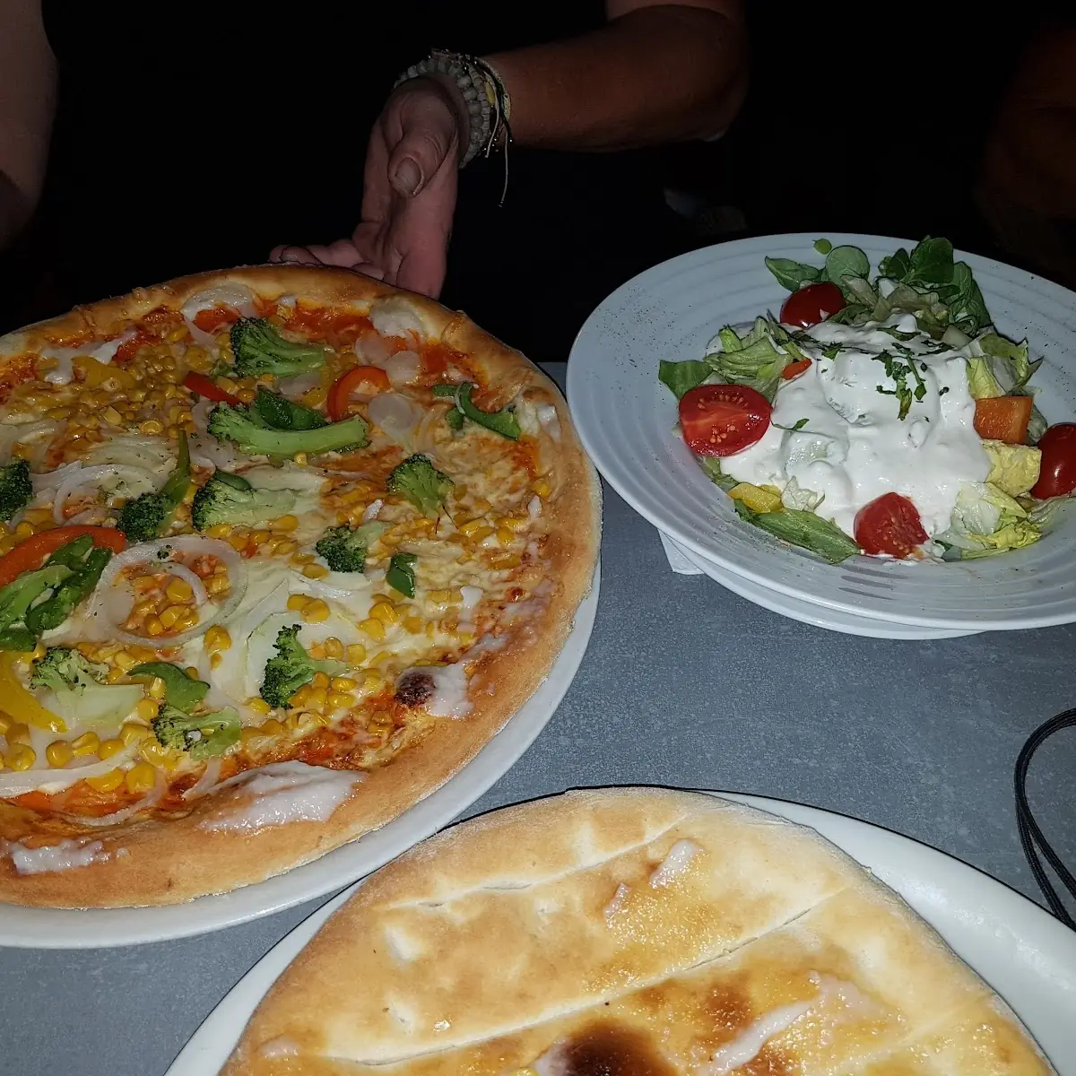Gemüsepizza Mit Gemischten Salat