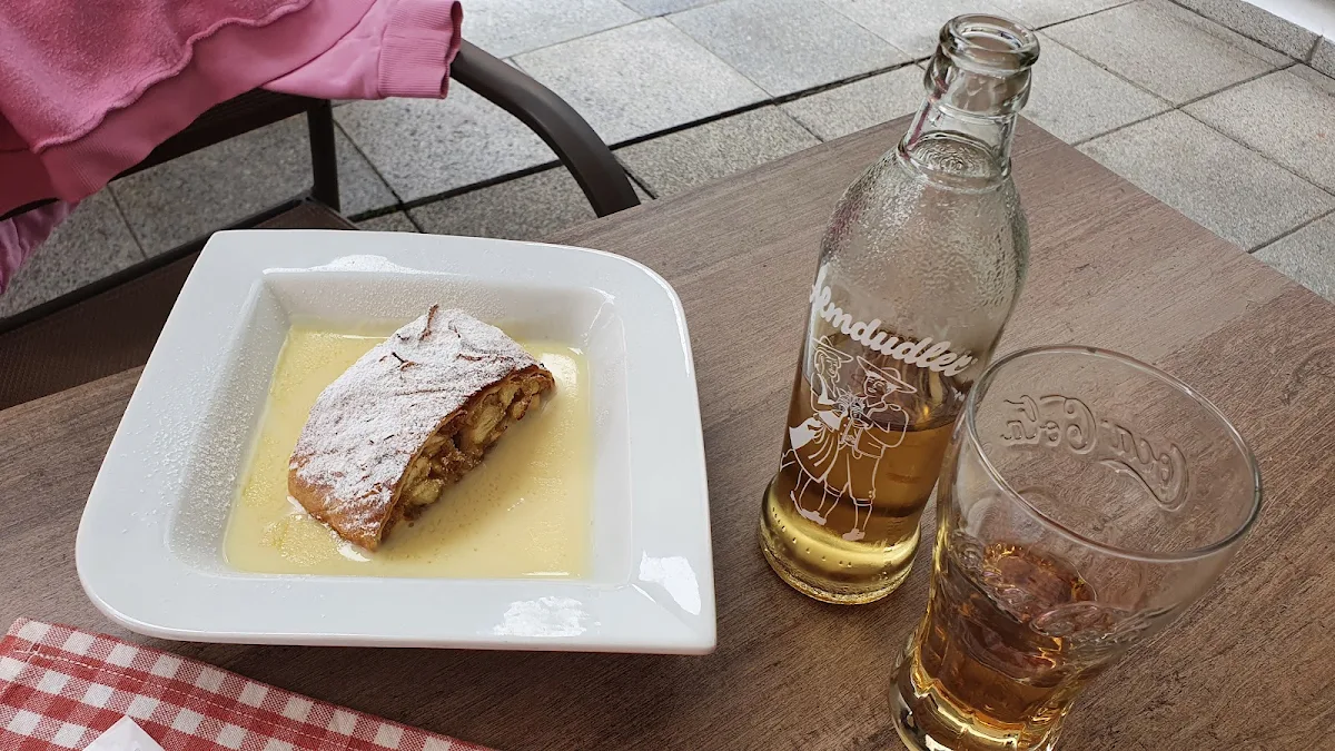Apfelstrudel & Vanillesauce Und Almendudler