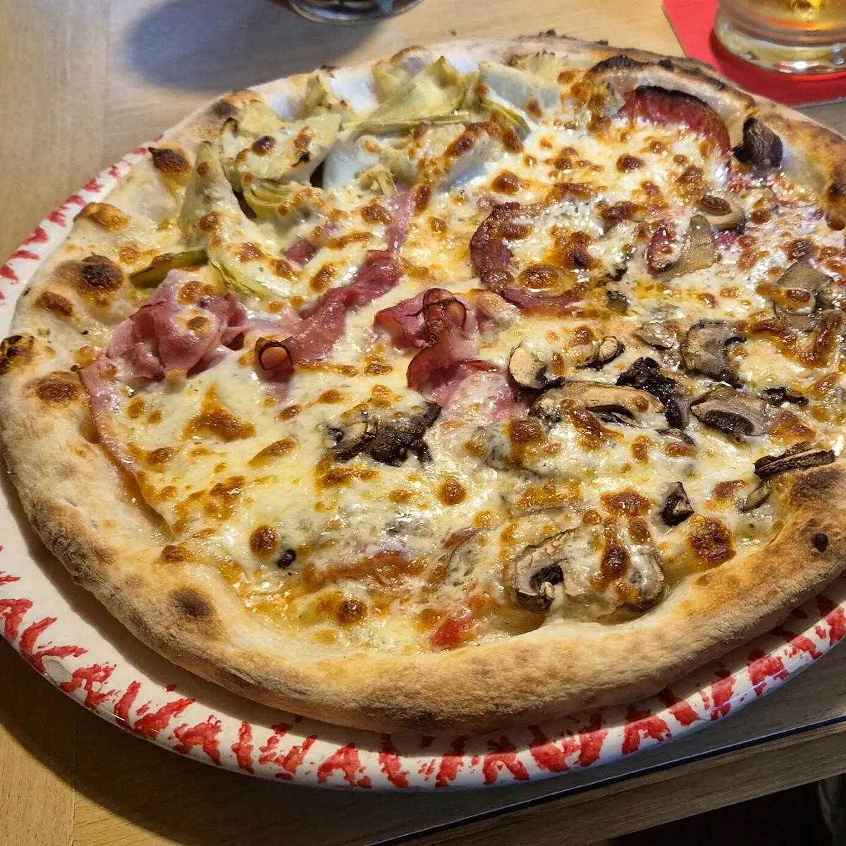 Pizza 4 Jahreszeiten Schinken Salami Frische Champignons Artischocken