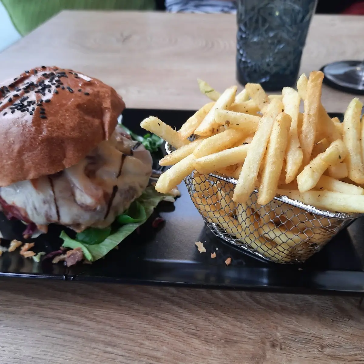 Our's Burger Mit Pommes