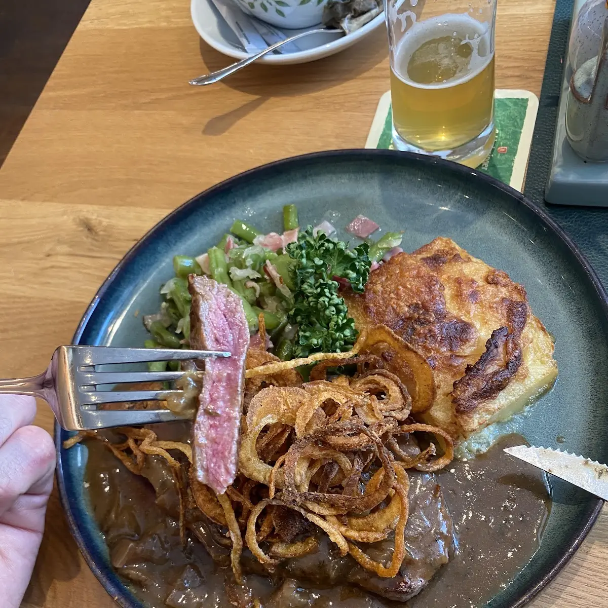 Zwiebelrostbraten Mit Kartoffelgratin Und Speckbohnen