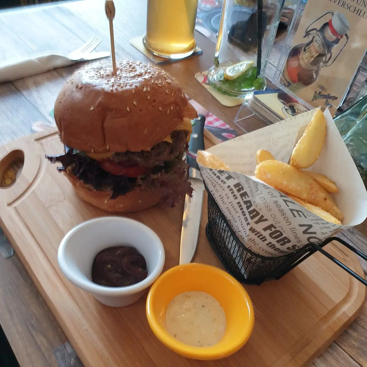 Cheese Burger Mit Selbsbt Gemachten Burger Semmel
