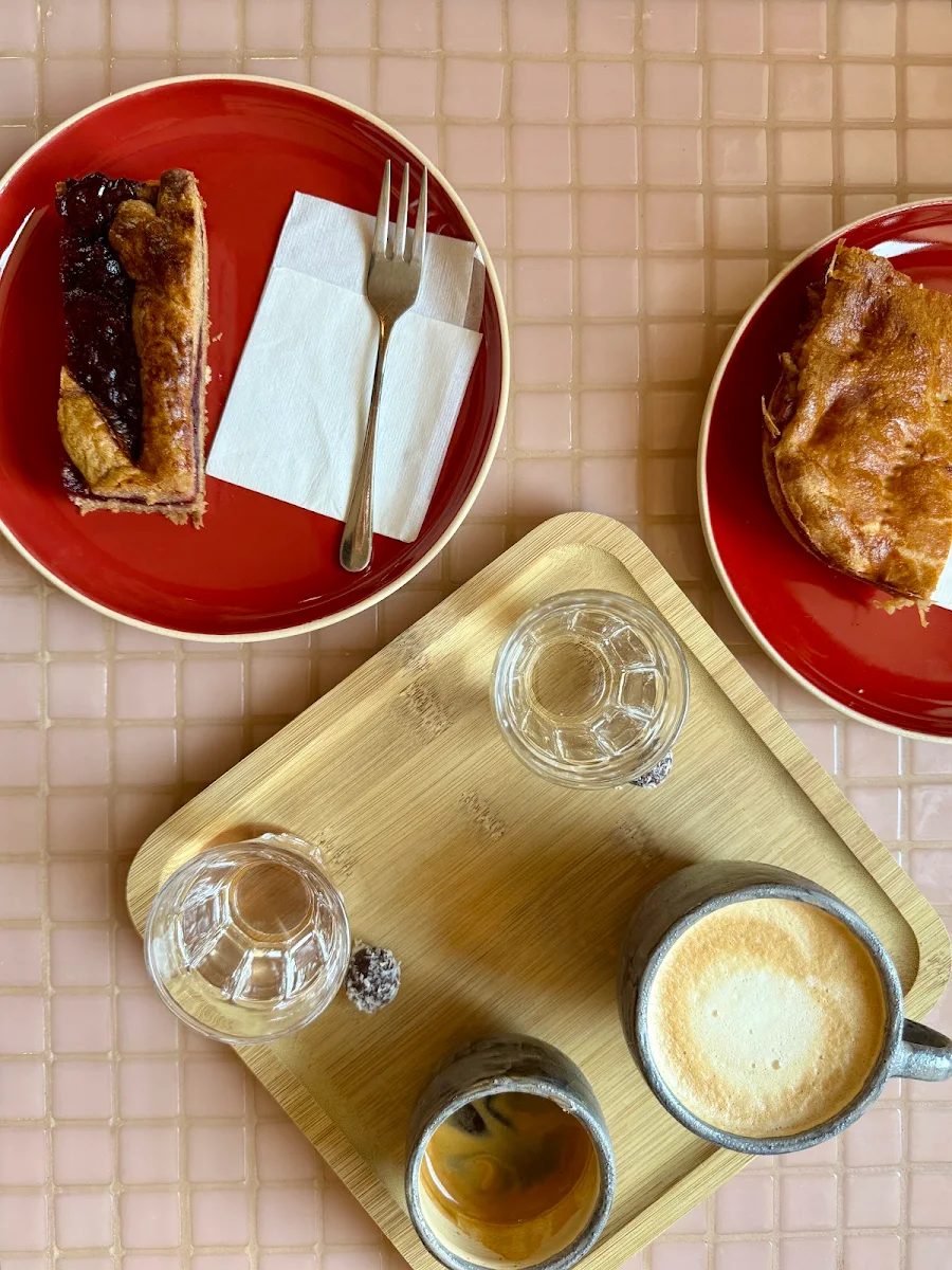Cappuccino Espresso Doppio Linzertorte & Apfelkuchen