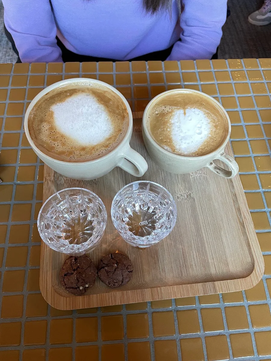 Flat White Und Cappuccino Mit Hausgemachten Keksen