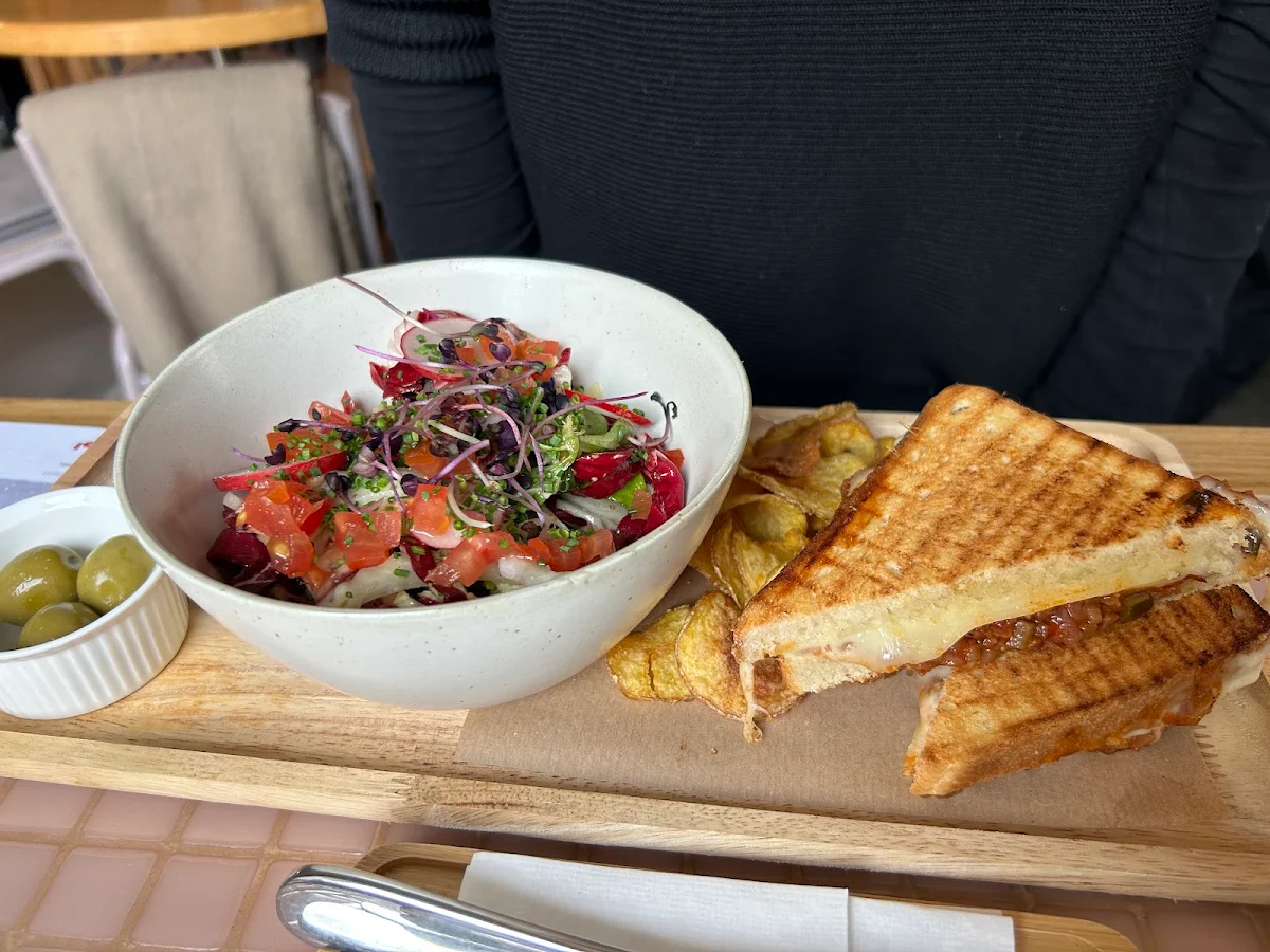 Ratatouille-toast Mit Salat