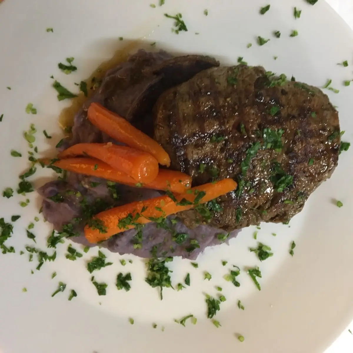 Filet Steak Blaues Püree Glasierte Babykarotten