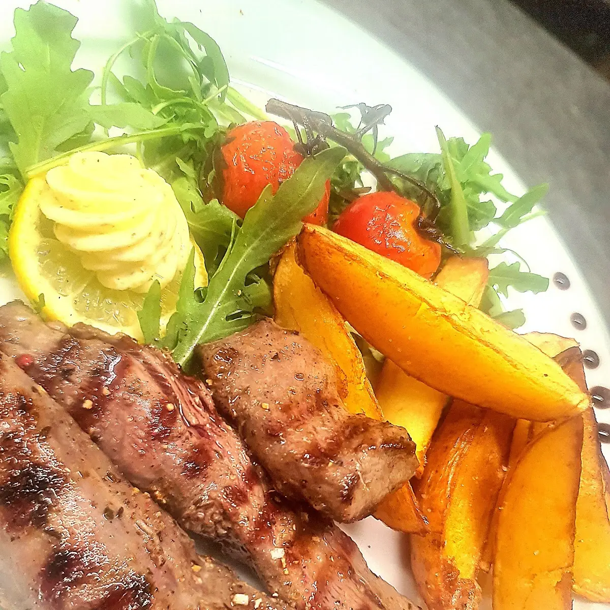 Lammfilet Mit Ofenkartoffeln Rucolasalat Und Karamellisierten Tomaten