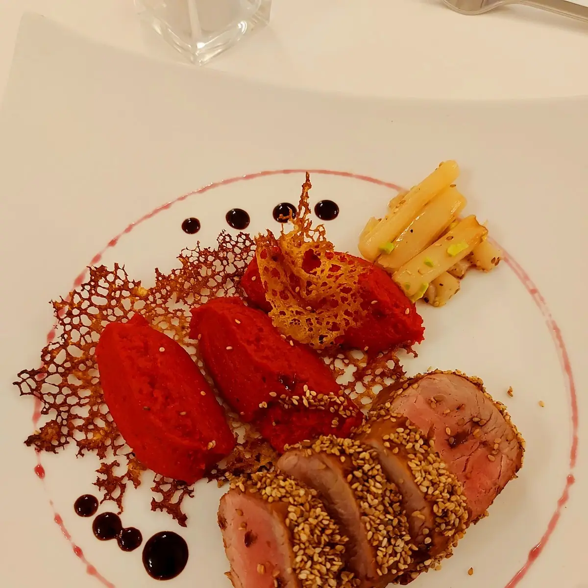 Schweinefilet Mit Rote-bete-püree Mit Trauben- Und Sesamgeschmack